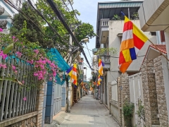 Cả khu dân cư treo cờ mừng Phật đản 2023